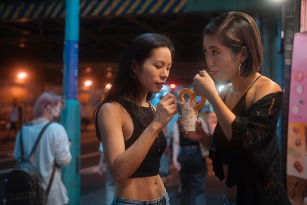 Mode de vie de nuit en ville avec des jeunes femmes