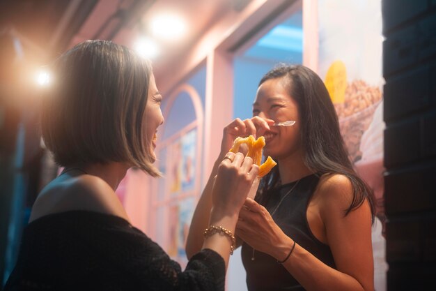 Mode de vie de nuit en ville avec des jeunes femmes