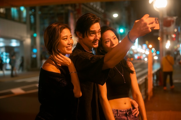 Photo gratuite mode de vie de nuit en ville avec des jeunes