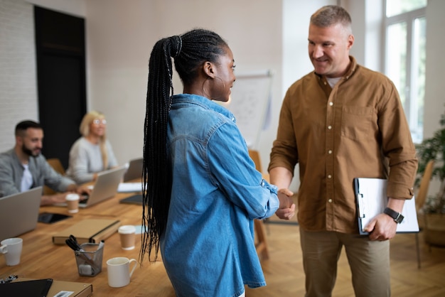 Mode de vie des personnes au bureau