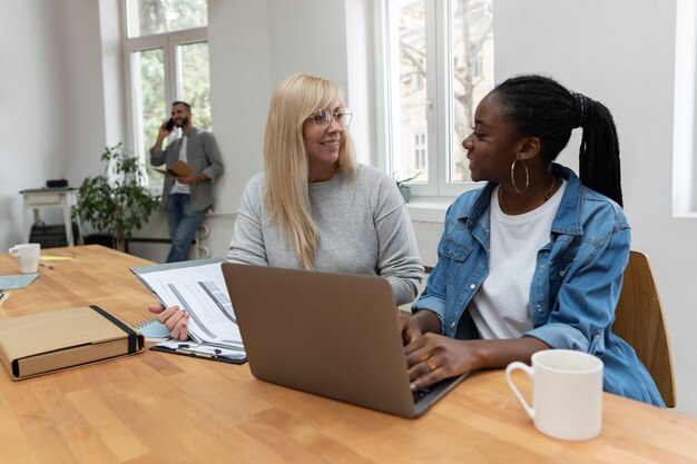 Mode de vie des personnes au bureau