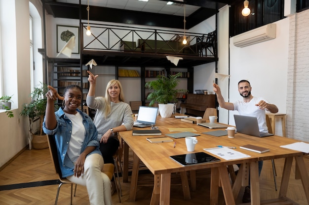 Photo gratuite mode de vie des personnes au bureau