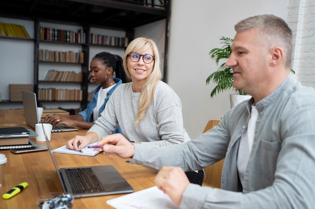 Mode de vie des personnes au bureau