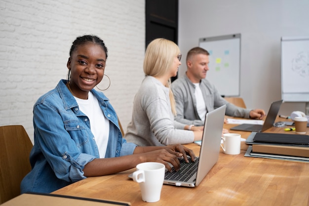 Photo gratuite mode de vie des personnes au bureau