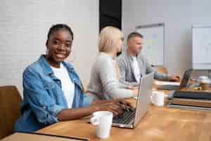 Photo gratuite mode de vie des personnes au bureau