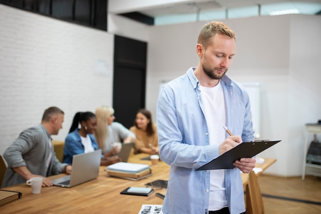 Mode de vie des personnes au bureau