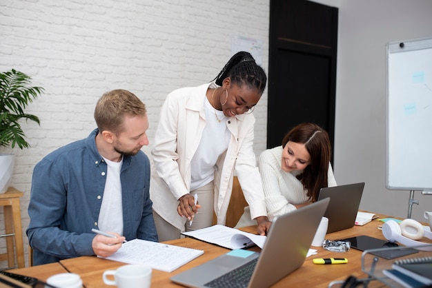 Photo gratuite mode de vie des personnes au bureau