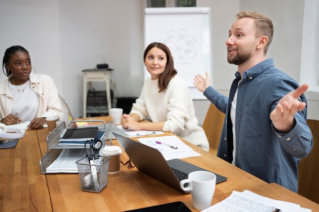 Mode de vie des personnes au bureau