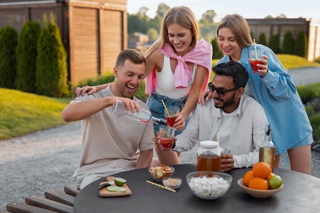 Photo gratuite mode de vie des personnes buvant du kombucha