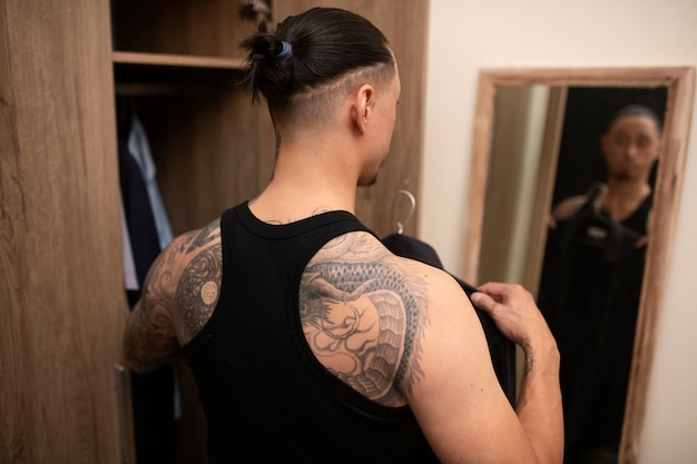 Photo gratuite mode de vie des personnes tatouées