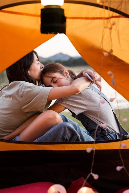 Photo gratuite mode de vie des personnes vivant en camping