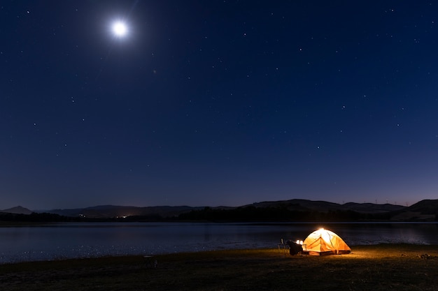 Photo gratuite mode de vie des personnes vivant en camping