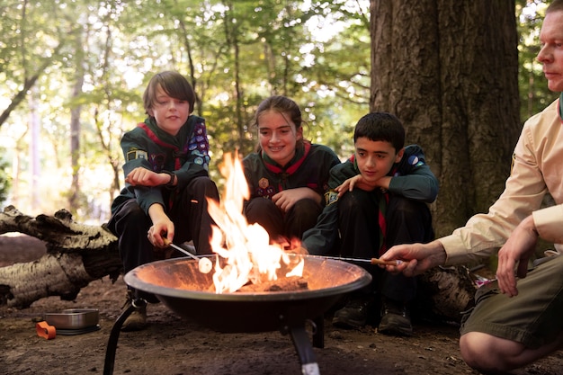 Photo gratuite mode de vie des scouts dans les bois
