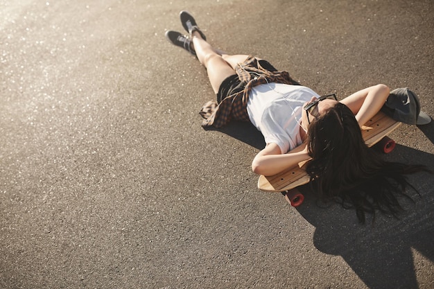 Mode de vie skateur loisirs urbains et concept de jeunesse arrière supérieur sh