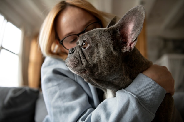 Photo gratuite mode de vie et soins du chien avec le propriétaire