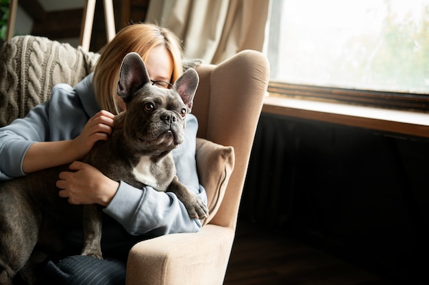 Photo gratuite mode de vie et soins du chien avec le propriétaire