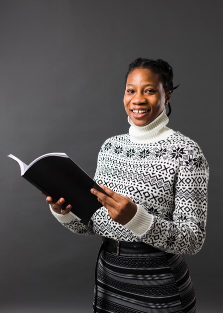 Modèle afro-américain, tenue, livre, coup moyen