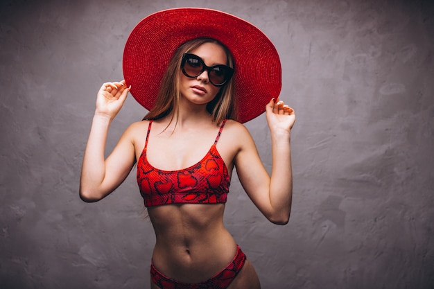 Photo gratuite modèle de belle femme en costume swimminmg isolé