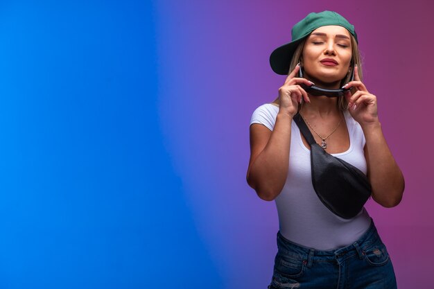 Le modèle blond portant une casquette verte et des lunettes de soleil semble positif.