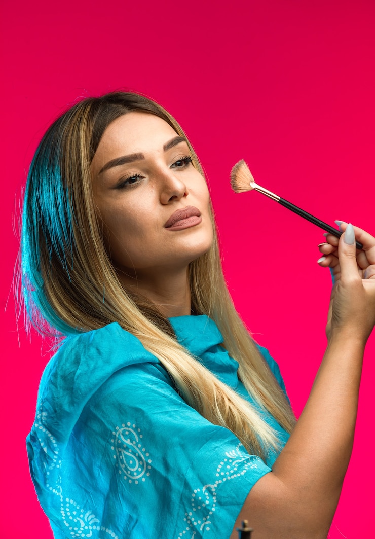 Photo gratuit modèle blond portant du maquillage d'été.