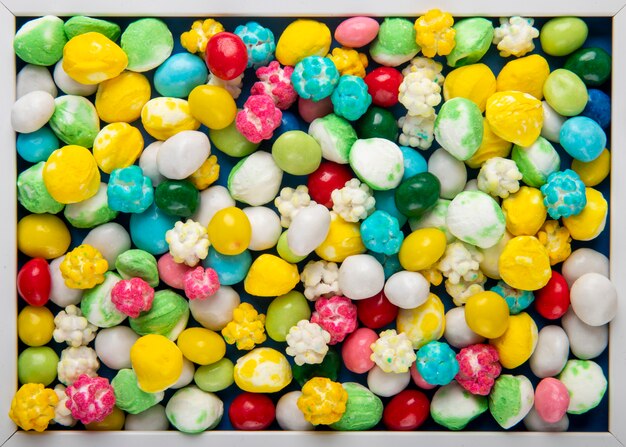 Modèle de bonbons sucrés colorés vue de dessus