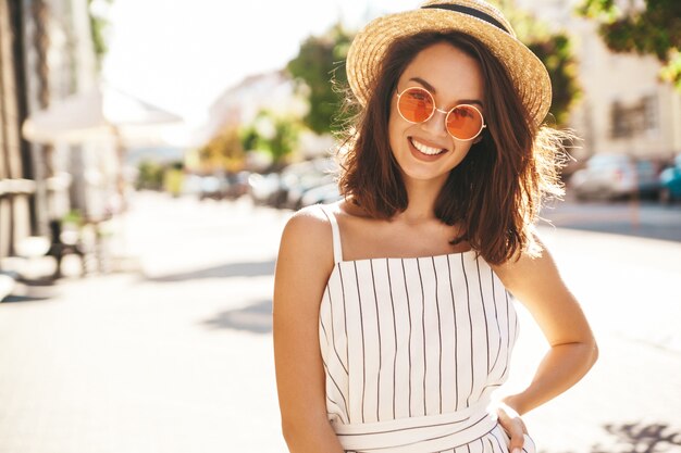 modèle brune en vêtements d'été posant dans la rue posant