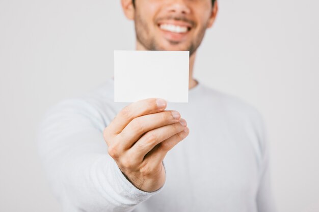 Modèle de carte de visite avec un jeune homme à l&#39;arrière plan