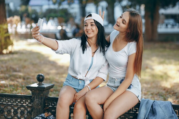 Modèle de casquette brunette ensoleillée à l&#39;extérieur