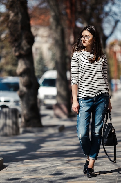 Modèle de charme au milieu de la ville