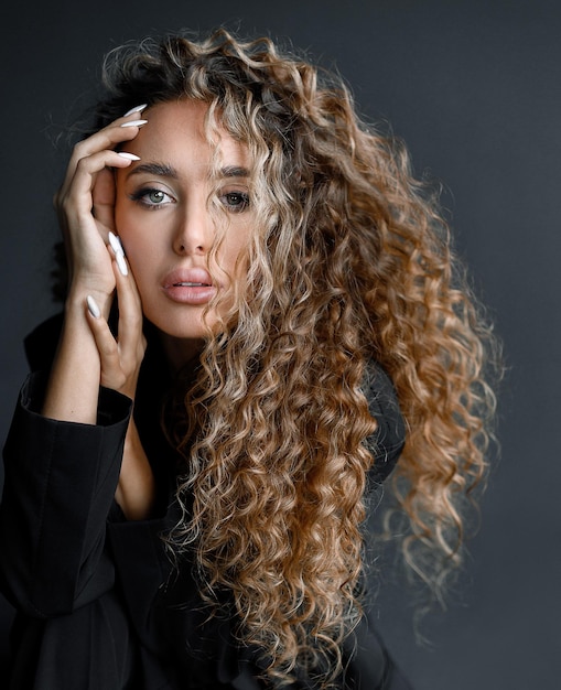 Modèle avec coiffure afro