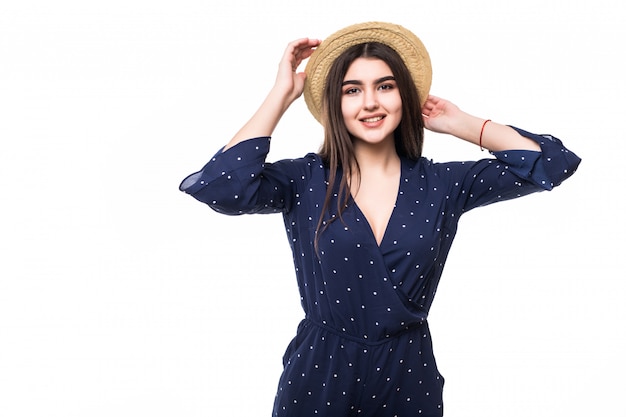 Modèle de dame souriante en robe courte bleue et chapeau pieds nus sur blanc