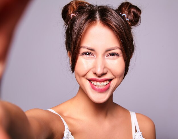 modèle dans des vêtements décontractés sans maquillage faisant selfie