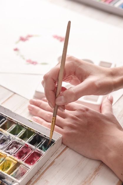 Modèle de dessin de jeune artiste avec aquarelle et pinceau