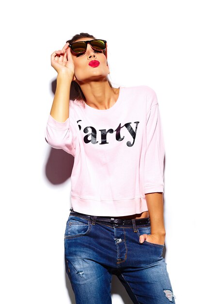 modèle élégant belle jeune femme glamour avec des lèvres rouges en tissu hipster pull rose