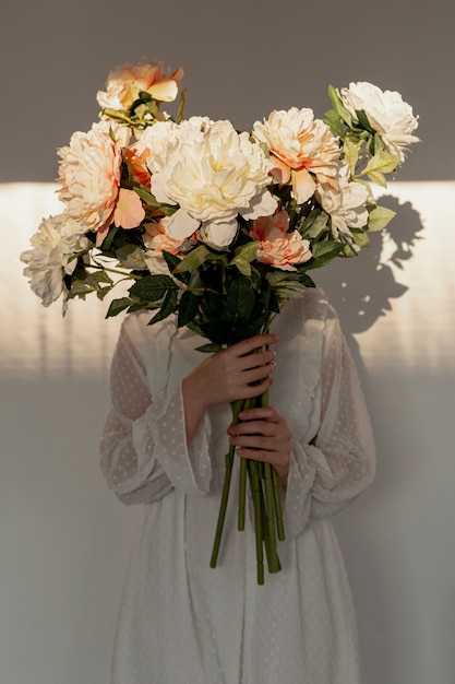 Modèle élégant tenant un beau bouquet