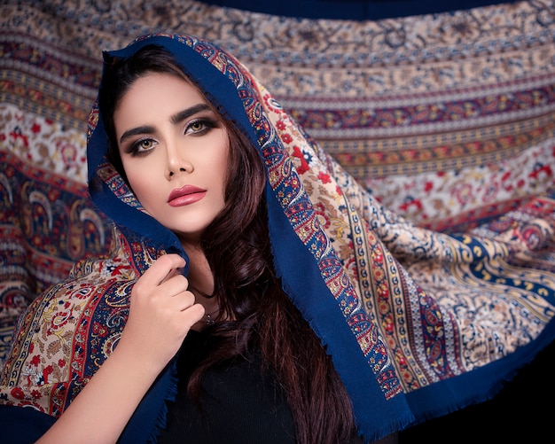 Modèle féminin annonçant le hijab de style oriental avec des motifs