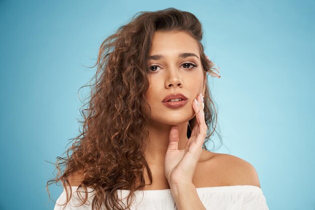 Modèle féminin attrayant avec une fleur derrière l'oreille