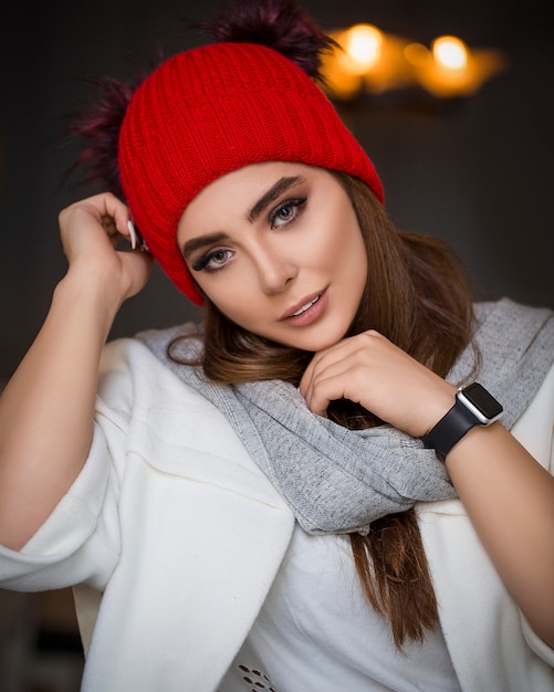 Photo gratuite modèle féminin en béret rouge et écharpe grise