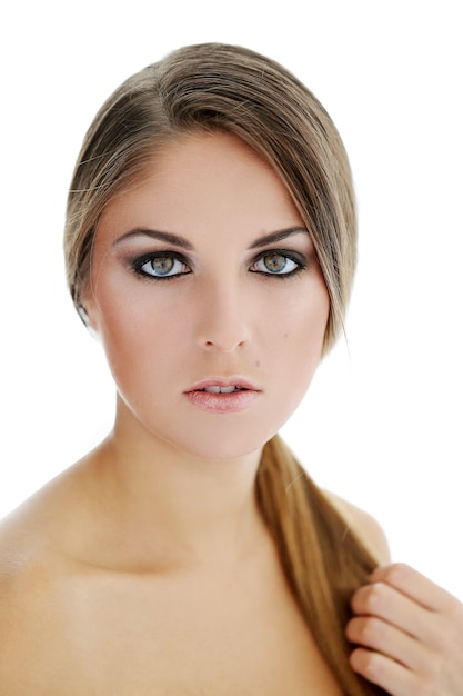 Modèle féminin dans le maquillage des yeux charbonneux