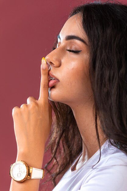 Modèle féminin faisant la promotion du style de maquillage automne-hiver et des bijoux