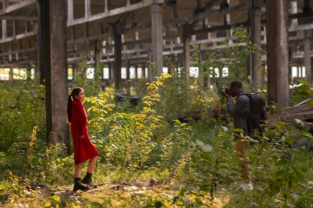 Modèle féminin photographié avec un environnement grunge lors de l'exploration urbaine