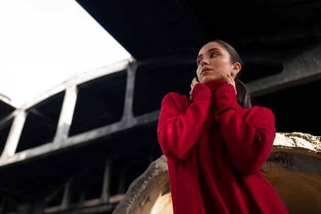 Modèle féminin photographié avec un environnement grunge lors de l'exploration urbaine