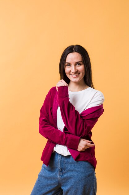 Modèle féminin posant avec un fond orange