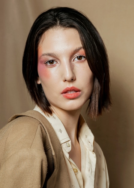 Modèle féminin qui pose en studio