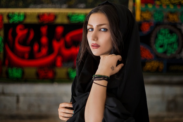 Modèle féminin en tenue de hijab noir