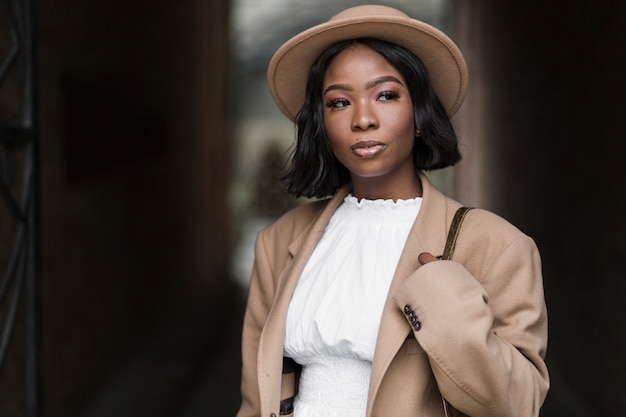 Modèle femme à la mode posant