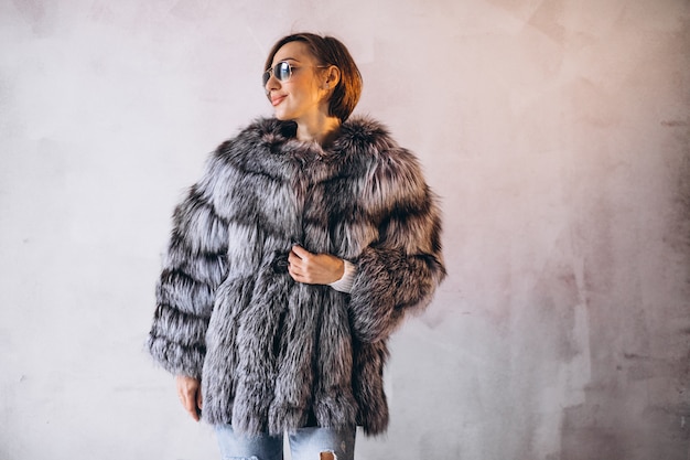 Photo gratuite modèle femme montrant des vêtements d'hiver