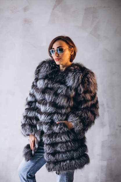 Photo gratuite modèle femme montrant des vêtements d'hiver