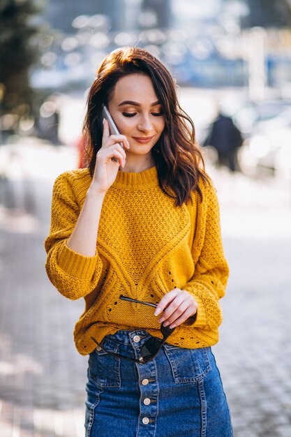 Modèle femme parler au téléphone