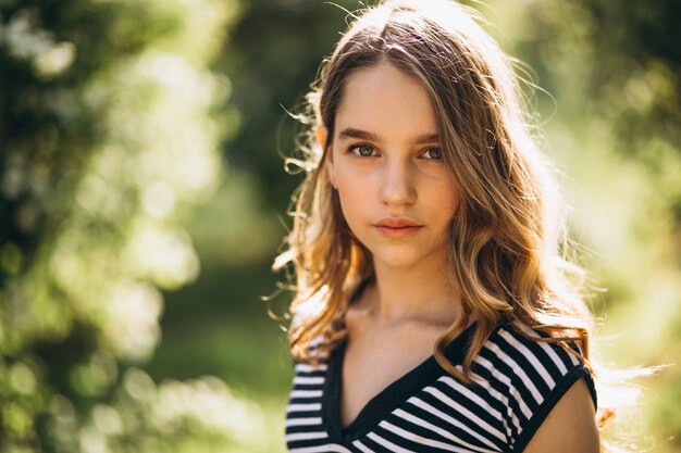 Modèle de fille dans le parc